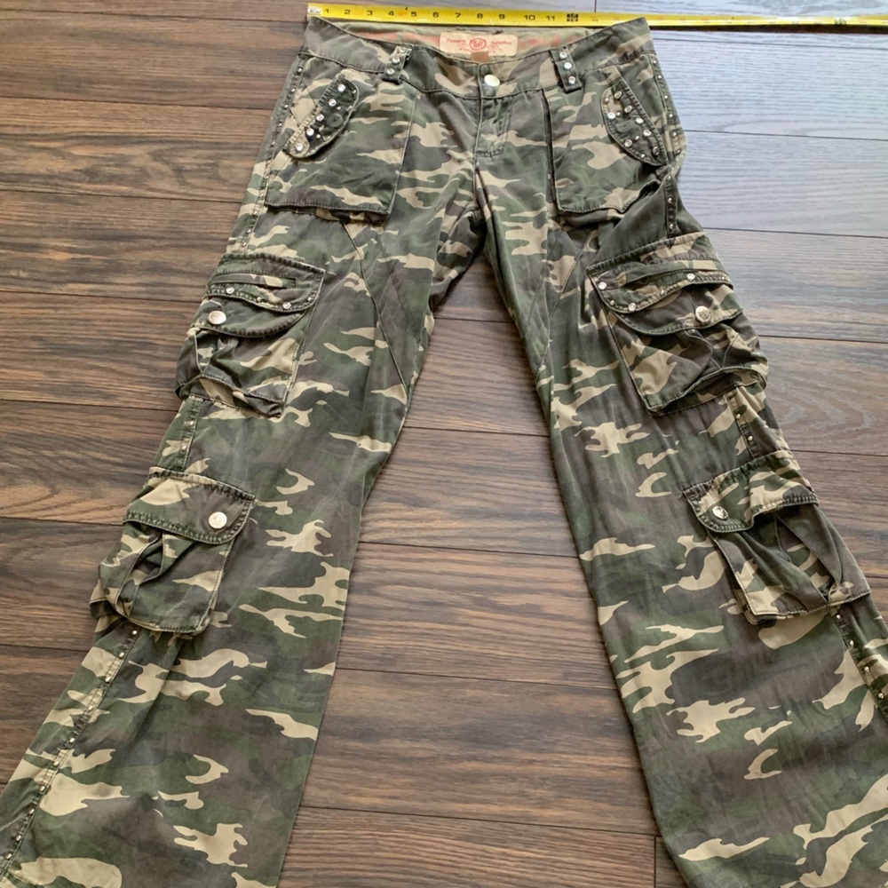 CARGO CAMO WITH STUDS